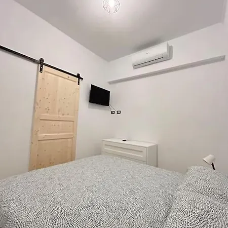 Center - Old Town - With Balcony - Next To Station Apartment *