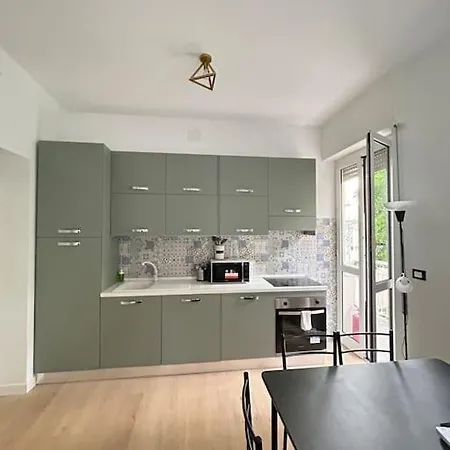 Center - Old Town - With Balcony - Next To Station 아파트 *